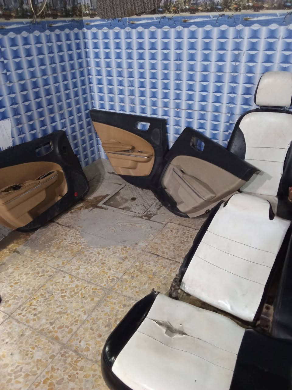 غرفة كشنات نضاف يرادلهن بس دوشمه وبيطاين هم مال جاجر ويرهمن أوباما 
السعر 150وبيهن مجال مكاني بغداد الامين 
***********
