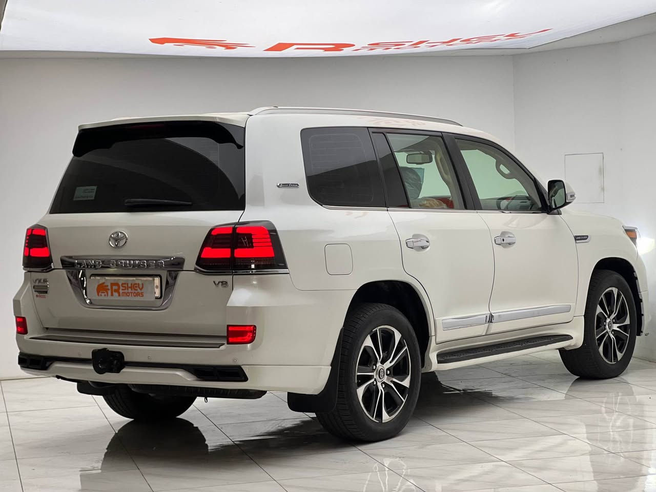 TOYOTA LAND CRUISER 2014
تويوتا لاند كروزر 2014
شرکة جیهان 8 ایرباک 

محرک 8 سلندر حجم 4.6 لتر 

 السیارة بیها بابین صبغ بدون دواخل 

رقم جديد
كير و محرك بشرط

220,000 كم ماشية
خليجية

السيارة جديدة و السعر مناسب جدا (330) ورقة و بیها مجال بسیط 

مكان السيارة

دهوك -معرض ارشف R-Shev
رقم51 من معارض التيرمينال
كورك - واتس اب
***********
*********** دهوك, العراق
