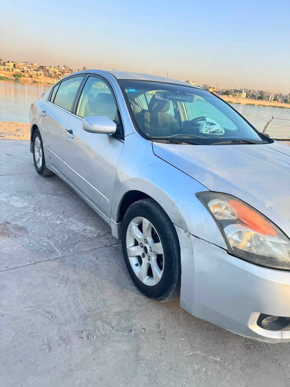 السلام عليكم ورحمة الله وبركاته 
للبيع نيسان التيما موديل 2007
رقم بغداد الدولي بأسمي
السيارة ماشية200 الف وشويه ميل وبدلت المحرك طبعاً كلش نضيف اخو الجديد قبل 9اشهر تقريباً واديرلهه دهن لكوي مولي وبانزين خبط محسن وعادي السيارة كير ومحرك وتبريد خير ونعمه من رب العالمين وبيهه كم قطعه صبغ اعتقد 4 بوب يعني بجم بلاد وقماره بلاد وصندوگ ايضاً بلادي ينرادلهه ترتيبات للدعاميات والكشر والصدر ايضاً 
غرفتهه حلوه بنسبة85‎%‎
كهربائياتهه كامله 
بصمةتشغيل و ابواب بدون تشغيل عن بعد 
السعر المطلوب 70 وبي مجال حگ الجيه 
المكان بالكاظمية عالمحيط 
للتواصل الاتصال على *********** وبي واتساب
