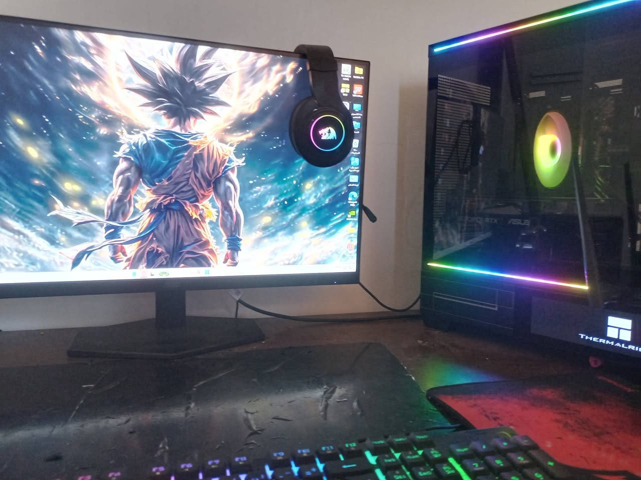مواصفات تجميعة الألعاب asus بسعر بلاش مع شاشه 2k 165hz ويوبي اس
المعالج: Intel Core i5-14400F
​لوحة الأم: ASUS PRIME H610M-K ARGB D4
​كرت الشاشة: ASUS Dual RTX 5060 OC 8GB
​الرام: Corsair Vengeance LPX 16GB (1x16) 3200 CL16
​التخزين: LEXAR NM620 1TB NVMe M.2 SSD
​مزود الطاقة: Cooler Master ELITE NEX 700W White - Black
​مبرد المعالج: Cooler Master Hyper 212 3DHP ARGB
​الكيس: CASE M-ATX Thermalright TL-M10 VISION Black
​نظام التشغيل: Windows 11 Original License Key
​الشاشة: MON PC AOC 27" Q27G40E 180Hz - 2K IPS - 0.5ms - FLAT
​الملحقات الإضافية:
​كيبورد ريدراكون KUMARA K557 RGB
​ماوس ريدراكون M602 RGB
​سماعات ريدراكون HYLAS H260 RGB
​يو بي اس كاربون 1500VA
​مميزات العرض
​حالة الجديد (استعمال شهرين فقط)
​ضمان 10 أشهر من الشركة العالمية
​كاملة ومفحوصة جاهزة للاستخدام الفوري
​تجميعة متوازنة للألعاب القوية والبرامج الشاقة بدقة 2K مع إضاءة RGB جذابة ومكونات موثوقة من أشهر الماركات.
​السعر: 1600 قفل قفل
للمراسله واتساب
***********
ماعندي توصيل
