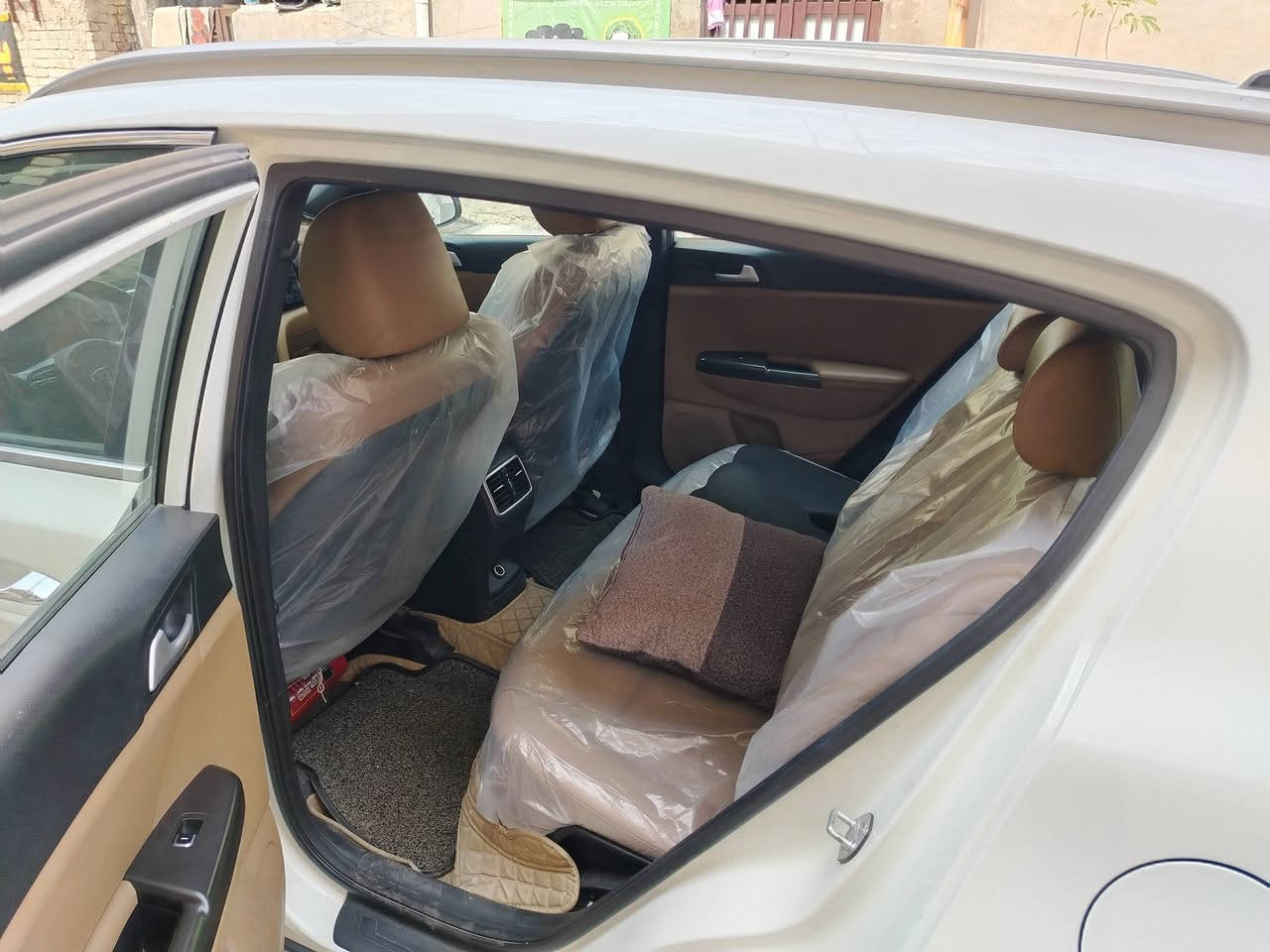 سلام عليكم سبورتج 2019 خليچي محرك 2000 دوش قطعتين تبريد كامرة وحساسات مري شفط ماشية 107 ملاحضة بيها نص باب الي خلف السايق صبغ  سيارة گير محرك مگفول جاهزة من چميع نواحي وبأسمي العنوان بغداد للاستفسار الاتصال عَ هاذا الرَقم ***********
