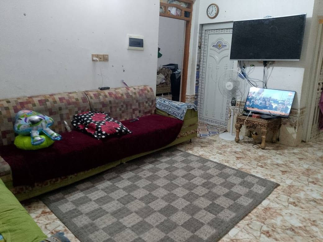 بيت باتضحية شارع العياده قرب صيدلية فدك 100 متر بناء حديث خلفي غرفة نوم واستقبال صاله مطبخ حمام منور طابق واحد ***********
