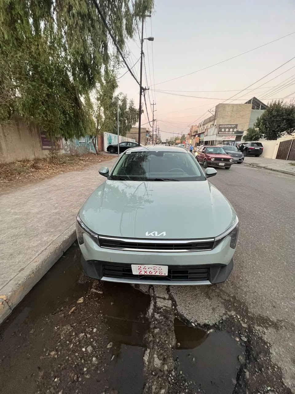 السلام عليكم
كيا كي فور ٢٠٢٥ 
السياره دخول جديد بعدها كاتي 
ضررها جاملغ فقط وحافة الباب بارد 
تحكمات ستيرين تشغيل بصمة تشغيل عن بعد هندبريك كهربائي 
السيارة احلى من الصور ماشية ٢٦٠٠ فقط 
لونها مميز 
شرط التحويل 
***********
***********

