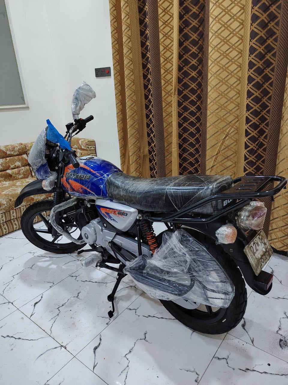السلام عليكم
للبيع دراجة نوع هندي🇮🇳// ١٥٠/cc
نوع استخدام الدرجة شخصي (خاص) 
بوكسر رياضي مديل 2025  نهاية سنة 
مسجلة على 2026
دخول دراجة للعراق 2025 مسجلة 2026
تاريخ الشراء: 2026

شركة الشراء : من الوكيل الرسمي
شركة باجاج في العراق (غبور القلم) 
دخول الدرجة من إقليم كردستان العراق 
شركة (بهر شاخان)
لون : ازرق 
عداد الرحلة : 17.279
المحرك : كفالة 
الرقم : إنكليزي أربيل ( رقم مميز ) 

الرسميات: دراجة اصولية 
سنوية و رقم  إنكليزي أربيل و المالك بصرة بسمي دراجة
الكفالة : دراجة كفالة عامة من السرقة او تلاعب في قطع الغيار أو عداد الرحلة و الدراجة على وضعية الشركة كفالة
(والك حق الفحص وانه خادم) 

الصيانة : كفالة ما داخلة اي صيانة 
استخدام الزيت : ليكو مولي 20W50
 LIQUI MOLY /زيت المانيا
كل 12 يوم يتم تبديل الزيت المحرك
الكهرباء دراجة : كل شيء شغال 

السعر :(على الخاص) 
الموقع الدراجة بصرة  _ قضاء شط العرب
ارجو من الاخوة الكرام 
الاتصال أو المراسلة على هاذا رقم 
***********
