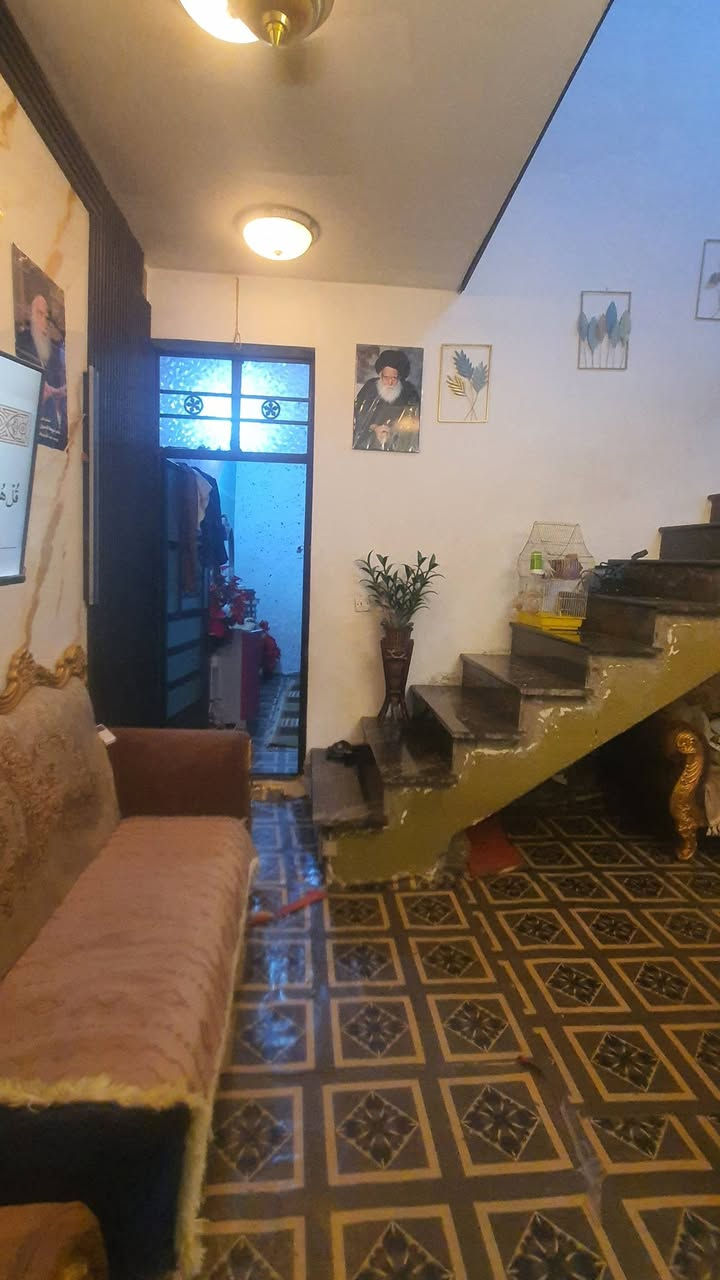سلام عليكم بيت مساحته 100 5في 20 يم مولده احمد السوداني يم طاقه بيت مرتب بي صاله جبيره وغرفه جبيره ومطبخ وغرفه طابق ثاني باقيه بس عل صب نقص ستقبال فقط سعره 35 وبي مجال تصال ***********
