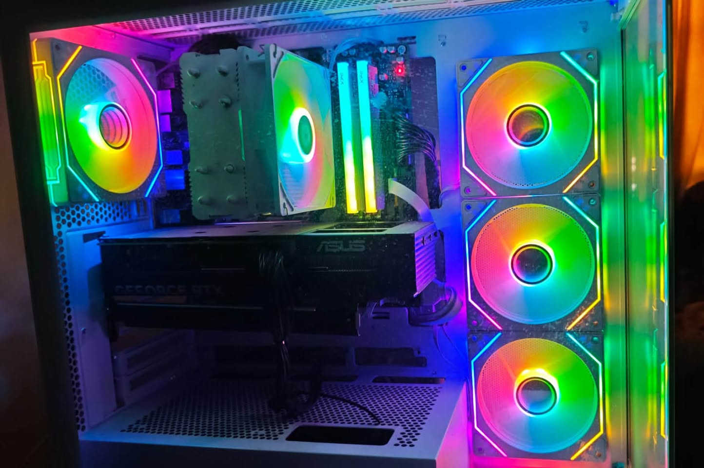 ملاحظة : ابيع بس كامل
Ryzen 7 7700
RTX 5060 8GB asus prime 3 fan
GIGABYTE B850 D3HP
assassin x 120 white
XPG 32gb DDR5 6000mhz white
Case Sama V01 
SSD M.2 1t WD gen4 
FSP Hydro Pronze 600w

شاشة :
AOC 24GE 180Hz 0.5ms

يوبي آس :
Falcon UPS 1Kv

كيبورد مغناطيسي :
Attack shark X86 HE

ماوس خاص بالألعاب التنافسية :
Logitech G502 X 

ماوس باد أبيض ستايل ياباني ضد الماء و الأتربة

 السعر مليونين و 400 الف وبيها مجال هواي 

مكاني وهذا رقمي :

***********

و موجود التواصل على الخاص.
