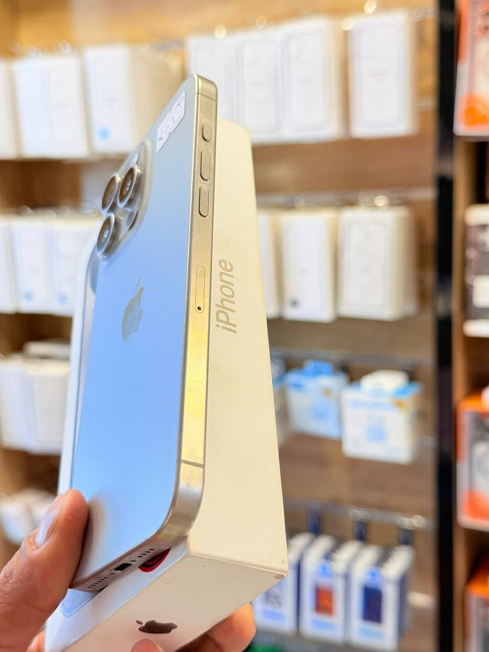 ايفون 15 برو ماكس 📱شرق اوسط
ذاكره 256 بطاريه 95 نضافه 100‎%‎ زلغ مابي هو والجديد سوه نموذج M لونه المميز كامل ملحقاته وتر بروف وبلحاسبه كله نورمال وتر بروف يعني كلشي ممبدل بي وضمان وصل 5 ايام اي مشكله او عطل يستبدل فورا 
السعر مليون و75 الف 🔥📲
العنوان بغداد البياع شارع 20 قرب 
مجمع دينار ونص مركز عيسى فون
📲***********📲

