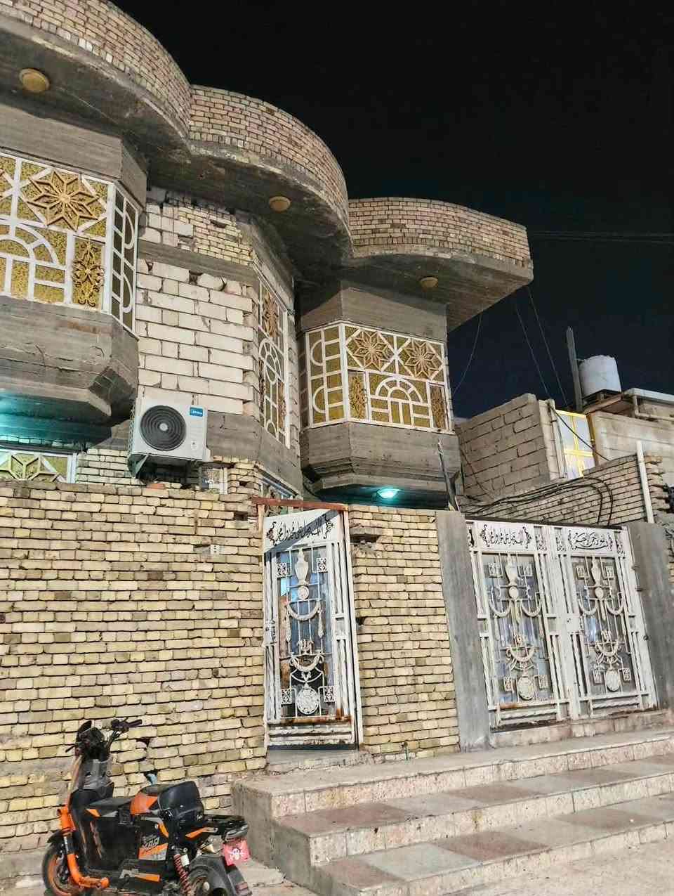 سلام عليكم بيت للبيع منطقت الحيانيه حي الحسين ع شارع المستطيل بين القسم والصنكر  يصلح مجمع طبي  بناء جديد  المساحه ١٥٠م يتكون من ٦ غرف منام طابقين السعر ٢٣٠ مليون 
استفسار ***********
استفسار
