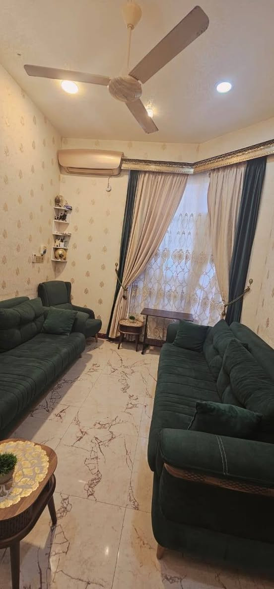 بيع فقط...
دار للبيع في حي الجامعة المساحة 100 م مربع ركن 
البناء طابقين مسلح سنة 2020 ....
يحتوي على 4 غرف نوم 
السعر وباقي التفاصيل اتصال *********** مكتب المحنه
