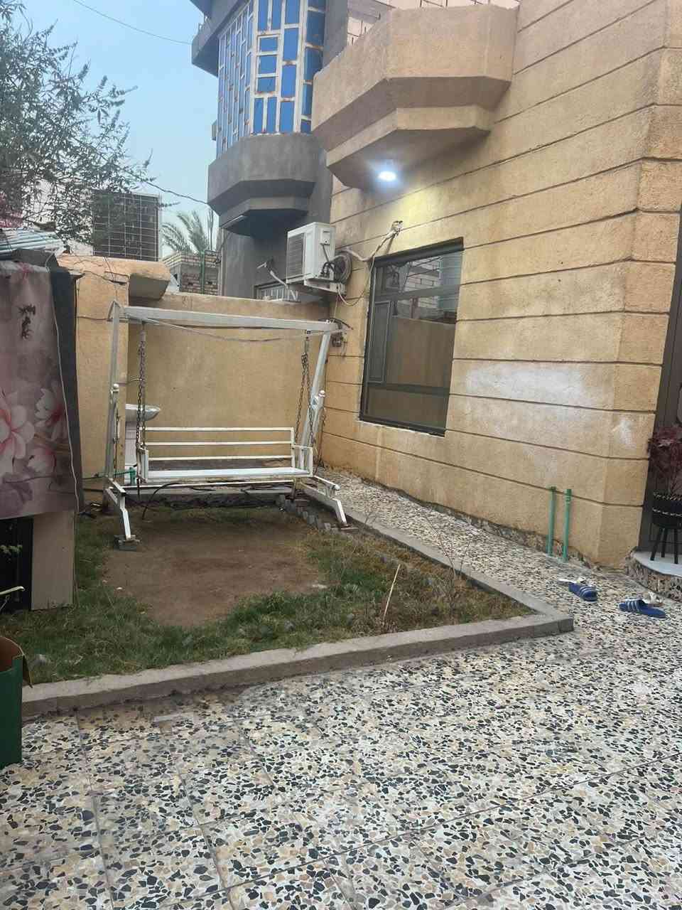 بيت للبيع مساحة 300 متر في ابي الخصيب عويسيان طابو زراعي عراقي صرف وكاله ونسخه من السند 
بيه غرفتين نوم كبار وصالة واستقبال ومطبخ حار بارد وحمامات داخليه خارجيه كراج كبير وحديقة امام المنزل وخلف المنزل مثل ما موضح في الصور البيت كامل ما بيه نقص 
السعر 115 مليون 
للستفسار على الاتصال عل الرقم *********** بيه واتساب او المراسله عل الخاص البصرة, العراق
