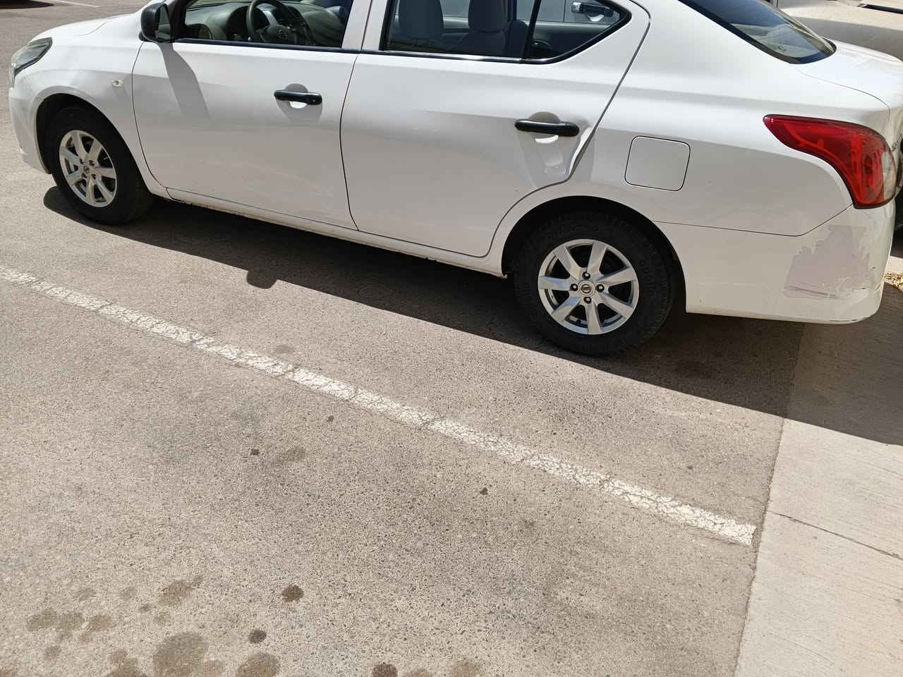 السلام عليكم 
نيسان الهندي موديل 22 نظيفة جدا ..ادامة بوقتها وبانزين محسن ادير الها 
باب السايق بس صبغ موضح بالصور 
وباب خلف السايق بي دعجه موضحه كذالك 
السعر 102 وبيها مجال الطيبين 
رقم الهاتف ***********
