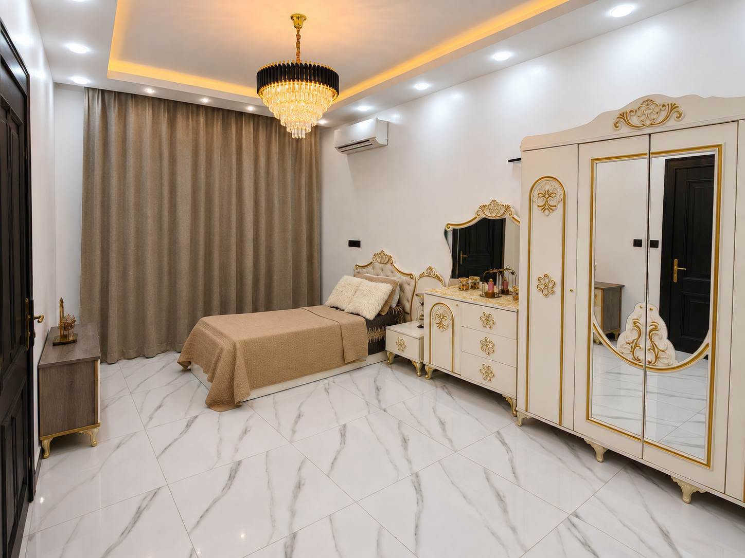 بيت للبيع  حي الوليد 🏡 مقابل الميثاق
دار بمساحة مناسبة وتوزيع عملي، طابقين ونص ، وتفاصيل تخدم العائلة الباحثة عن بيت مرتب بمساحات مريحة.

📍 الموقع: حي الوليد 

📐 المساحة: 150 م²  

📏 الواجهة: 10 متر ❌ 15 متر + فضله

🏠 عدد الطوابق: طابقين ونص 

━━━━━━━━━━━━━━

تفاصيل الدار

🔻 الطابق الأول:

▪️ كراج

▪️ مطبخ حار

▪️ مطبخ بارد

▪️ صحيات داخلية

▪️ هول

▪️ استقبال

▪️ غرفة نوم 1

🔻 الطابق الثاني:

▪️ غرف نوم عدد 3

▪️ هول داخلي

▪️ صحيات

🔺 الطابق الثالث :

▪️غرفة نوم 1 

الدار يباع مع الاثاث بالكامل كما موضح بالتصوير 
نضام سبالت 
نضام دكتات 
نضام كاميرات 

  سبالت عدد 4 / مبردة عدد 2 مركزية / ثريات / سطح بورسلين بالكامل / غرف نوم / مطبخ / طخم عدد 3 …

━━━━━━━━━━━━━

📲 للتواصل:

▪️ ***********

▪️ ***********

