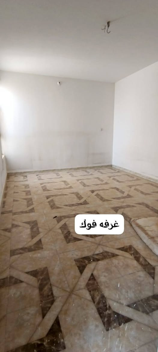 السلام عليكم دار بشارع المطار القديم مقابيل انشائية ابن الدباغ 
المساحة 150م
ثلاث غرف +صالتين +استقبال +2 صحيات +المطبخ سيراميك +الصاله سيراميك 
الصور +استفسار على الواتس اب ***********
