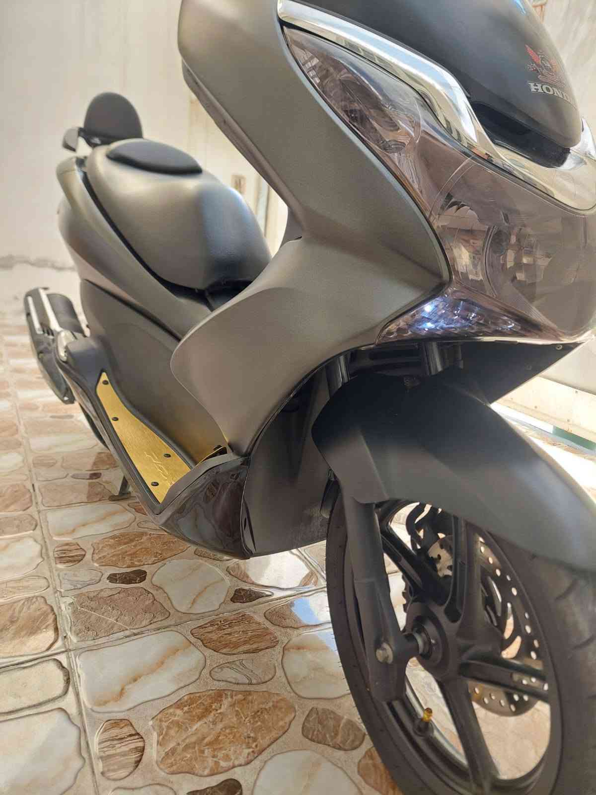 السلام عليكم اخوان دراجة Pcx جديدة كلش وماشية ١١٠٠٠ فقط ولون مميز ومزودة فول تزويد الدراجة كلش حلوة الاتصال على الرقم *********** العنوان ديالى بعقوبة
