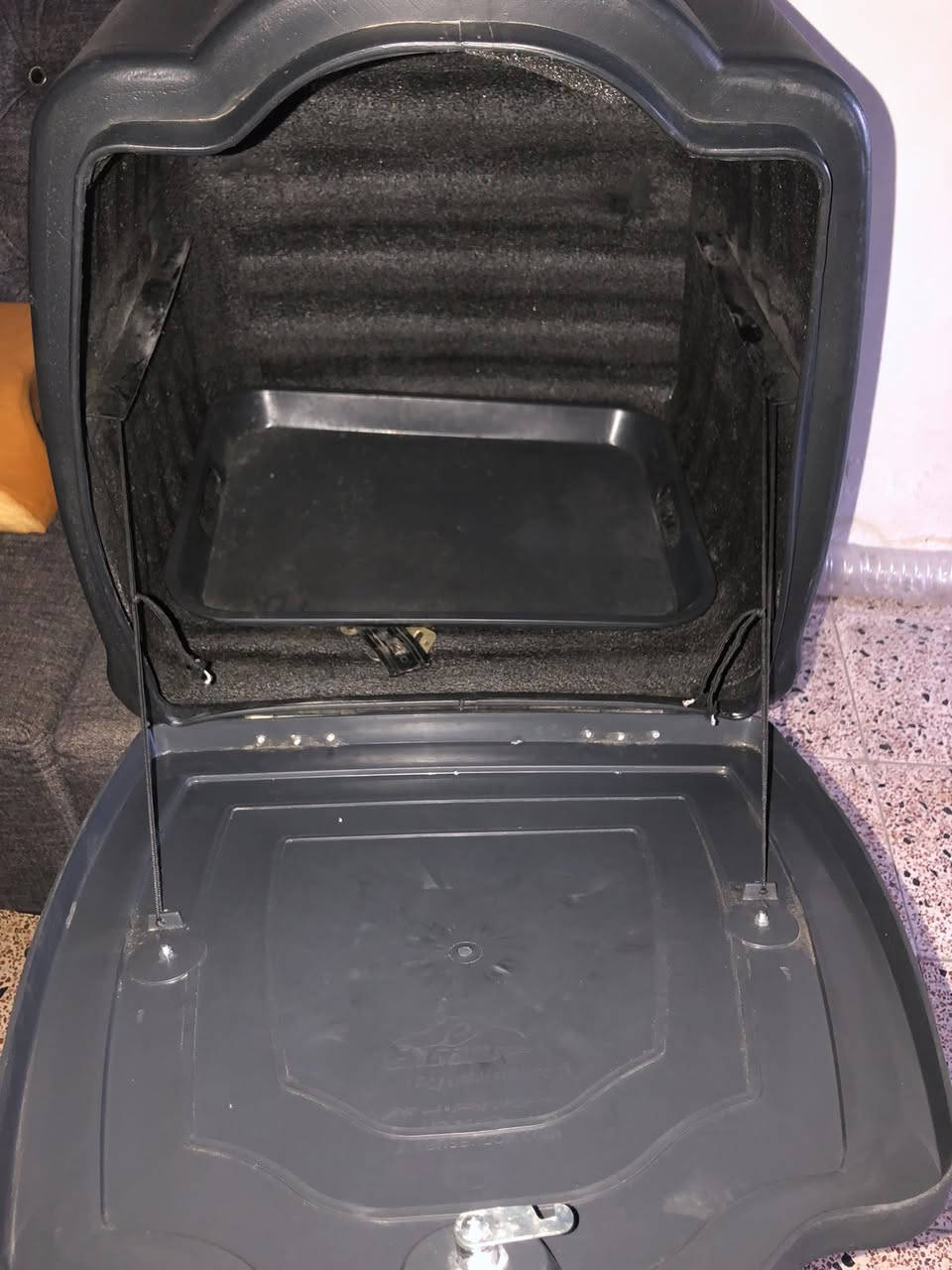 صندوك للبيع نضيف استخدام شهر دبل مو الزغير مبطن صينيه وقفل ٣٠ عنواني بغداد الشعب *********** واتس اب فقط
