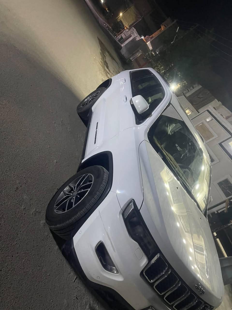 جيب لاريدو موديل ١٨ خليجيه مكفوله من عدا بارد بلباب خلف السائق بارد قليل وخشم الجاملغ الامامي طخه بسيطه موجوده صورتها السعر *********** المكان بغداد
