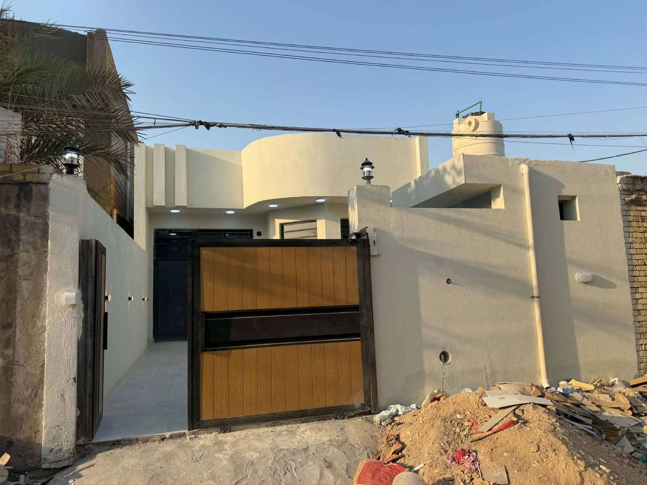 يوجد بيت للبيع طابو مساحة 150 متر وبي فضله بناء درجة اولى بي غرفتين وصاله وديوانيه ومطبخ وصحيات خارجيه وداخليه وكراج وحديقه البيت بعده جديد حتى مامسكون خلف شارع 40 مباشرة اول شارع على اليمين بشارع المحطه سعره 110 وبي مجال استفسار اكثر اتصل على الرقم ***********
