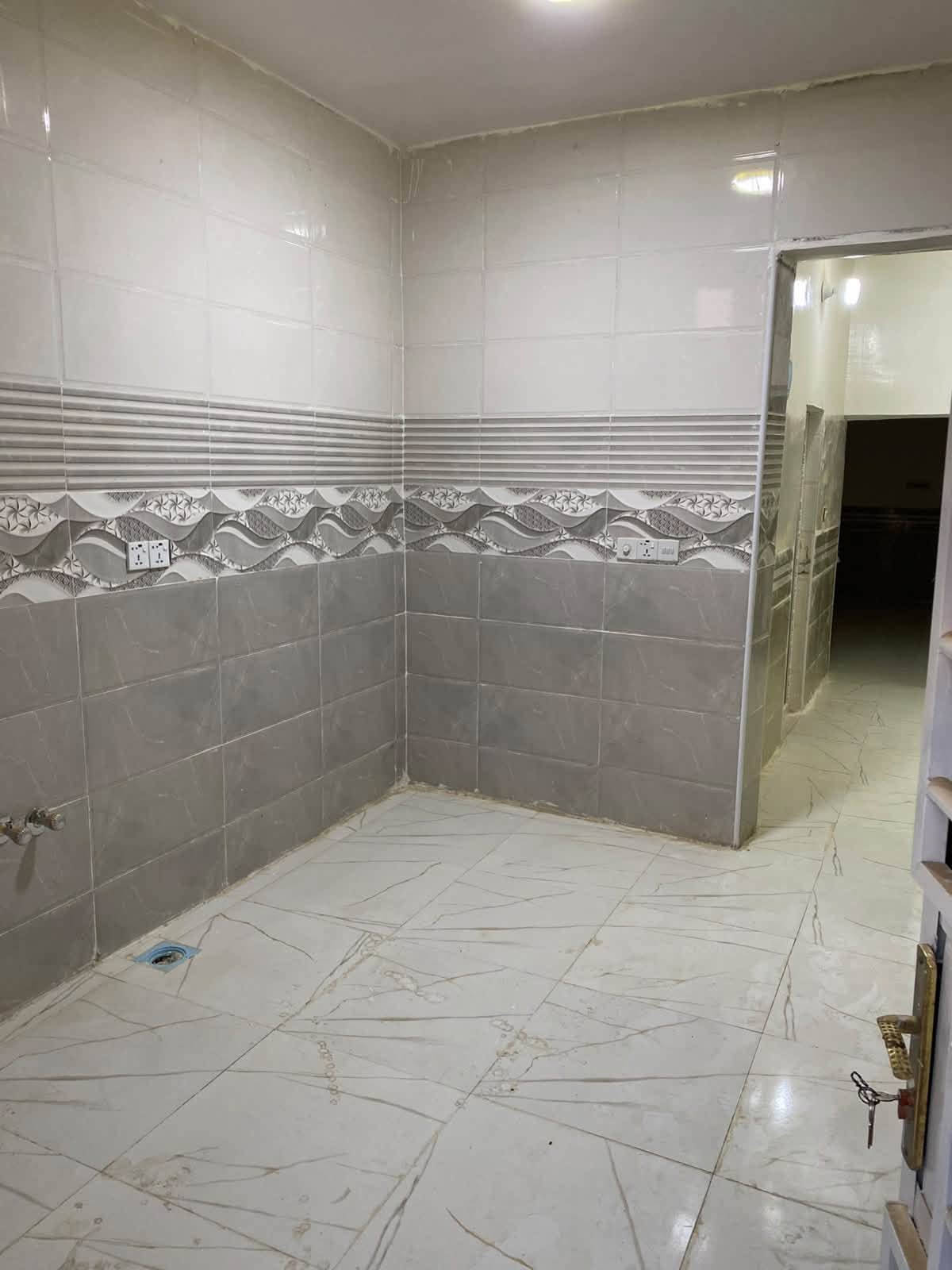 🏠 عرض خاص — نقد أو أقساط
 نوع العقار: بيت طابو زراعي (سند 25)
 المساحة: 100 متر مربع
 الأبعاد: الواجهة 7 متر × النزال 15 متر
 نوع البناء: بناء حديث طابوق
 العنوان: حي الجامعة - شارع الحولي - مقابل بيت المرمر
📌 تفاصيل الدار:
 غرفة نوم واحدة
 صالة
 مطبخ
 استقبال
 الدار جاهز للسكن فوراً
💰 الأسعار وطريقة الدفع:
 سعر النقد: 50
 سعر الأقساط: 55 (المقدمة: 25)
📞 للاستفسار والحجز:
يرجى الاتصال على الأرقام التالية (متوفر اتصال ومراسلة):
 ⁠***********⁠
 ⁠***********
