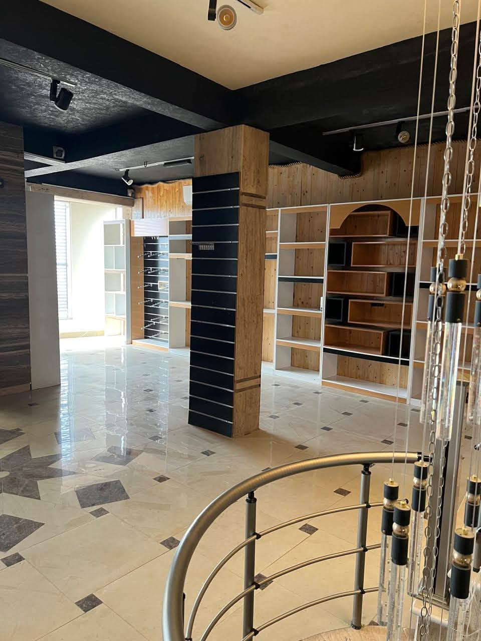 📢 بناية 4 طوابق للايجار - مجمع تجاري متكامل 📢
حسين للعقارات - ***********

مواصفات البناية:
 •  المساحة: 100م² - الواجهة: 10 متر
 •  الطوابق: 4 طوابق + سطح + تشجير خارجي 200م²
 •  الموقع: حي دجلة الطابو "گرارة" - نزلة مجسر الرابط بين اسيا ودجلة

المميزات اللي تبيع البناية:
 1.   واجهة استثمارية: نافورة ضوئية كبيرة + حديقة + ارضية مقرنص + انارة عواميد ليزرية  
    الخارجي يصلح مأكولات ومرطبات وكافتريا
 2.   داخل البناية فندقي: 
  ○  مصعد بانوراما
  ○  ابواب كهربائية "كبنكات"
  ○  شاشة عرض كبيرة + كرة ضوئية + ديكور هلالين
  ○  سبالت گري انفيرتر كل الطوابق
  ○  ارضيات مرمر نقش + صبغ جوتن + ديكور سقوف
  ○  منظومة كامرات + مطافئ حريق
 3.   جاهزة 100% للتشغيل:
  ○  طابق كامل مصمم ملابس وكوزمتك - رفوف + مدرجات + تغليف خشب جاهز
  ○  رفوف كرزات + حاويات بقوليات خشب مطعم بالزجاج
  ○  صحيات + مخزن بكل طابق + مطبخ + منام عمال بالسطح
  ○  الطوابق مفتوحة تصلح: مجمع تجاري، مول، مطعم، عيادات

تصلح لـ:
مجمع تجاري متكامل / مول / مطعم ومقاهي / بناية طبية / معارض / شركات

الاستلام: فوري  
للجادين فقط - المعاينة متاحة يومياً  
حسين للعقارات - ***********
