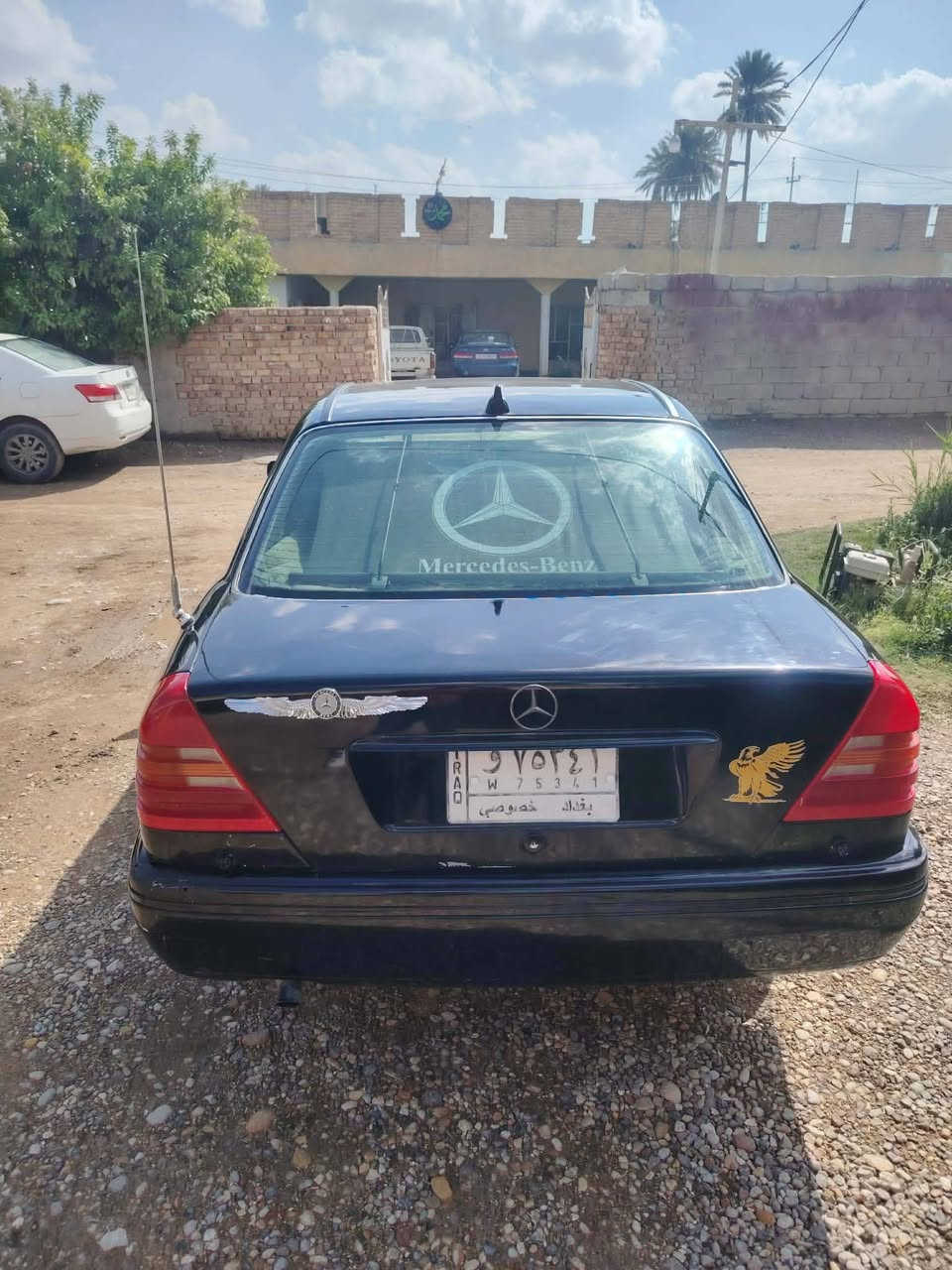 سلام عليكم 
مارسدس c200 للبيع    او مراوس حسب القناعه 
موديل 1994
رقم بغداد 
محرك محور VVT 3000.  كير ومحرك جدد بس سياره بيه دخانه بل كبس القوي 
حداديه جديده  
جام تحكم كهرباء 
تبريد نقص فريز فقط منضومه جاهزه 
السياره جاهزه من كلشي 
السعر45وبيه مجال
مكان السيارة الصويره 
للاستفسار ***********
