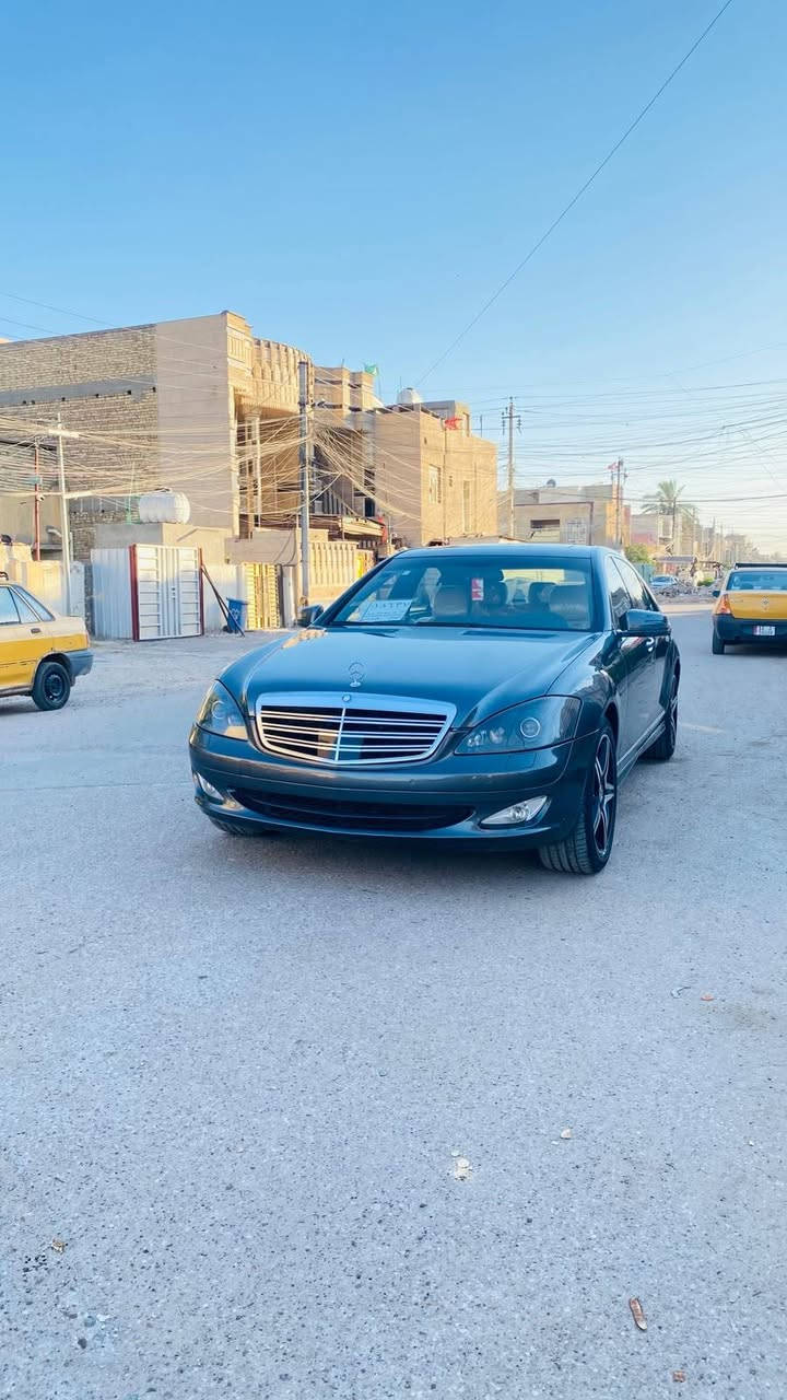 السلام عليكم مارسيدس البيع بسعر كورلا
مارسيدس S500 2007 الارج باب طويل وارد اليابان 
لون نفطي 
داخل بيجي واسود وغرفه نضيفه جداً
محرك 8 سلندر 
السياره جاهزه ما تصرف عليه ربع 
صبغ عام فقط جماليه خارج العراق بدون قرطه معجون ودكه الجاكوج 
كشنات تحكم وتدفئه تبريد 
رادارات و حساسات اماميه و خلفيه
3 بردات 
تبريدها ثلج 3 قطه 
مكان السياره بغداد 
(***********)الاتصال و الاستفسار 
السعر (160) وبيها مجال

