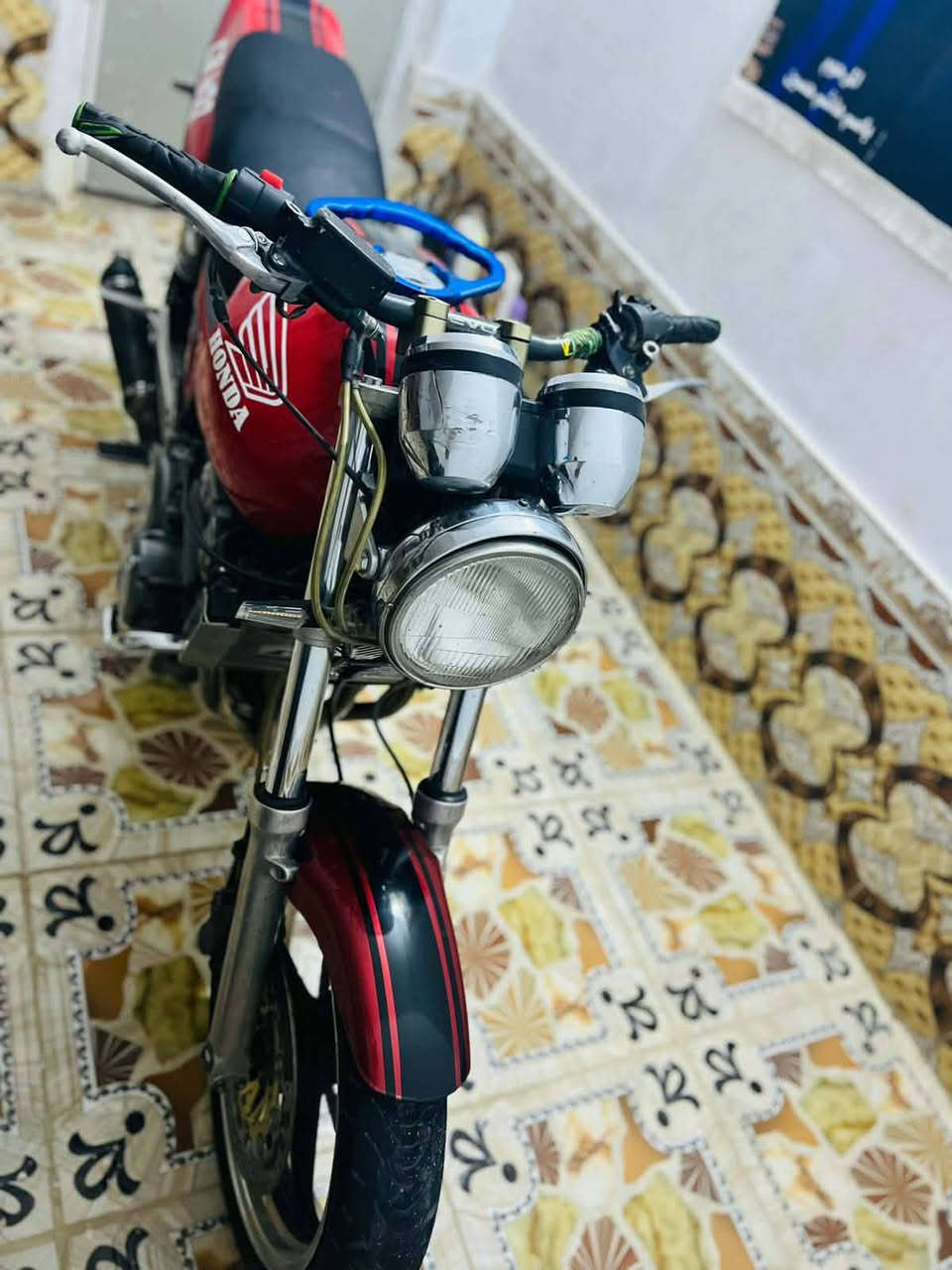 السلام عليكم سيبي 400 جيل اول مكينه خير من الله ناعمه ونضيفه شغاله بكل وكت كهربائيات كلهه شغاله ما ناقصهه برقي اوراق كامله السعر مليون و 500 وبيهه مجال قليل مكاني ناصريه رقم ***********
