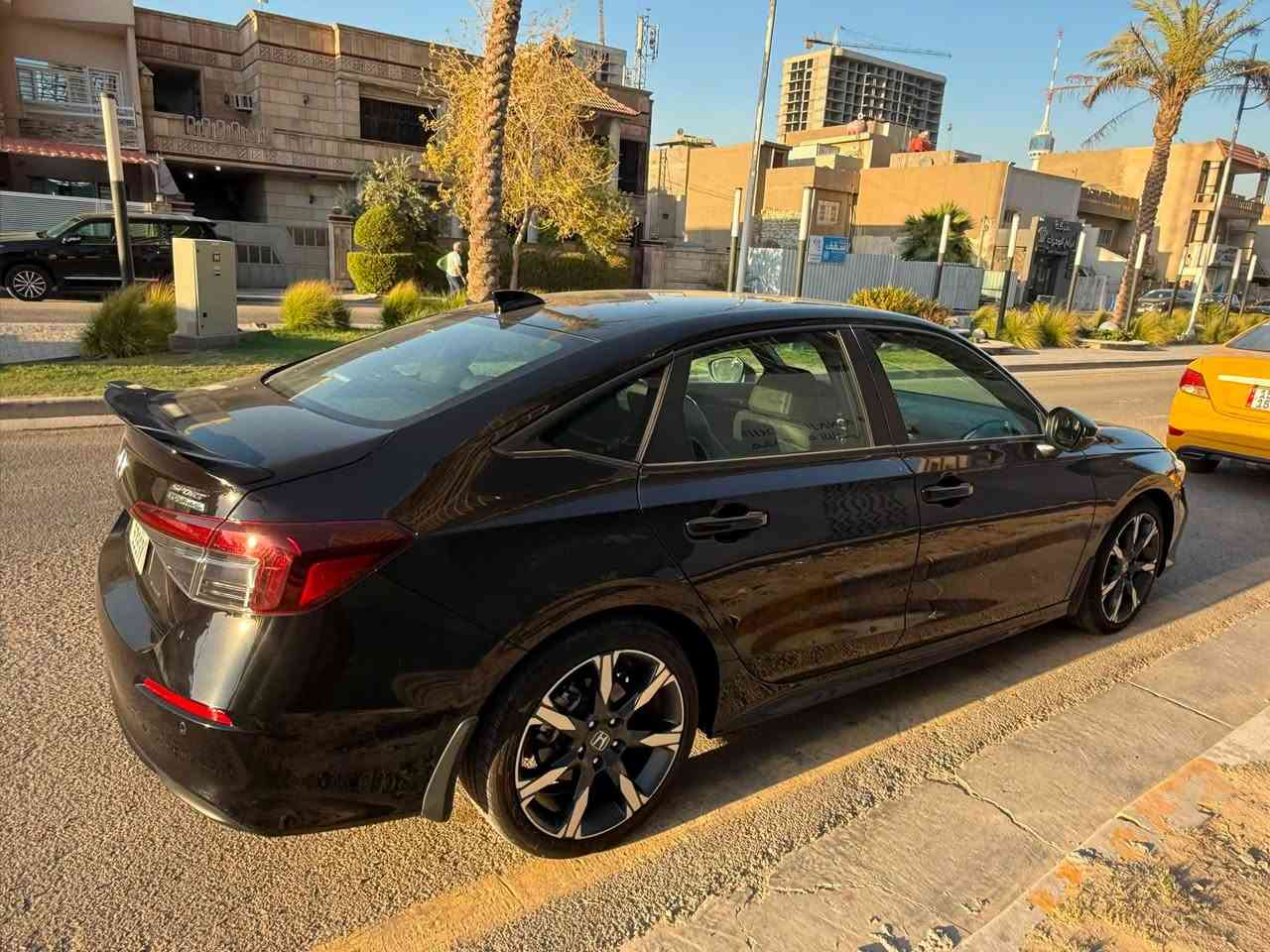 السلام عليكم للبيع او مراوس باقل هوندا سيفك سبورت تورنك هايبرد اعلى مواصفات حادث ضرر سطحي بين الباب والجاملخ رقم بغداد موديل 2025 لون اسود دخول بشهر 4 
مواصفات 
محرك 2000 هايبرد
شاشة دجيتل
كير اوتو
4 وضعيات قيادة
سستم صوت Bose
داخل جلد
شاحن وايرليس
حساس امامي خلفي 
رادار امامي
نقط عمياء
قيادة ذاتيه 
تحديد مسار
تدفئة كشنات
تخم تاير اصلي شركة ماركه Continental
فتحه سقف
مري كهرباء اشاره 
دخول ذكي ( بصمه يده باب وصندوق ) 
لايت وبك لايت LED
ويلكب كروم 
بدون ارباك 
عليه سبويلر من شركة YOFER
مكان السياره اليرموك للاستفسار *********** 
السعر 18700$$
