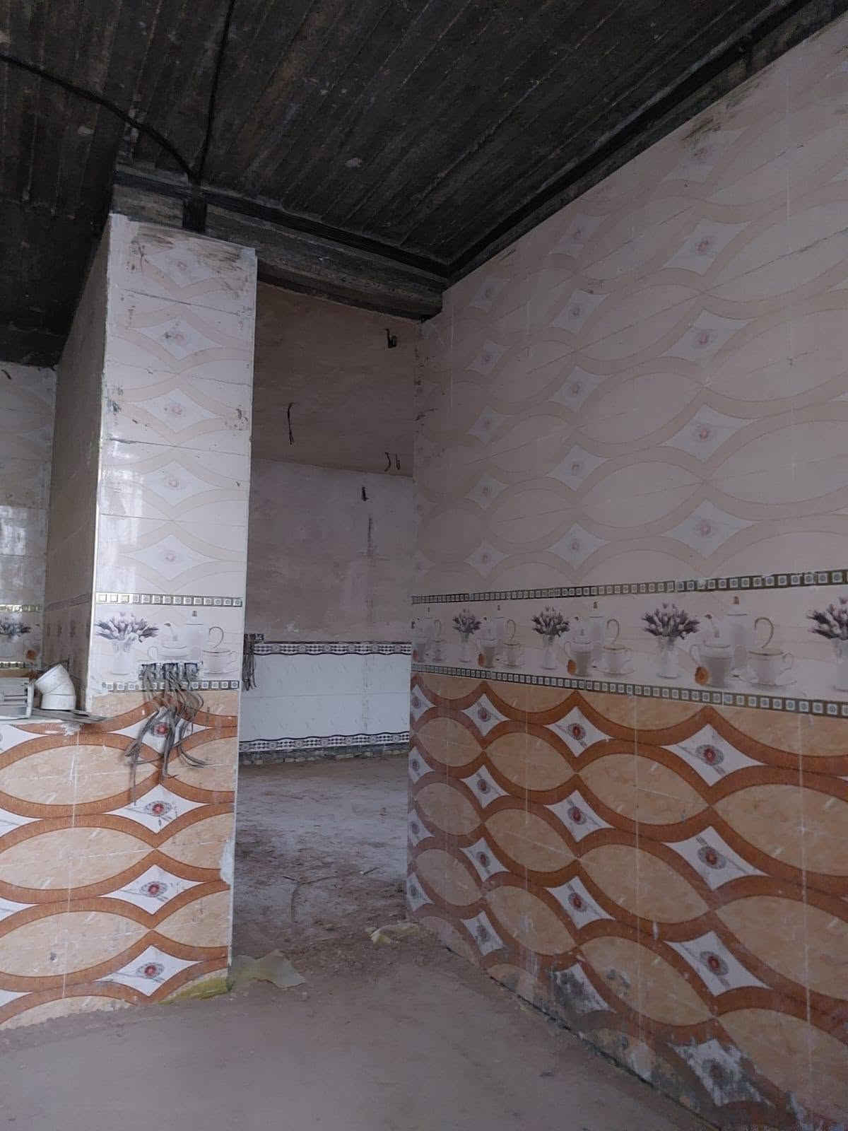 بيت مساحة 150 في حي الجمعية سند25 
 خلف المستشفى فرع المراعي
وكافة الخدمات كهرباء مجاري تبليط. 
للاستفسار على كافة التفاصيل  الاتصال على رقم
‎***********
 او مراسلتي على الخاص.
