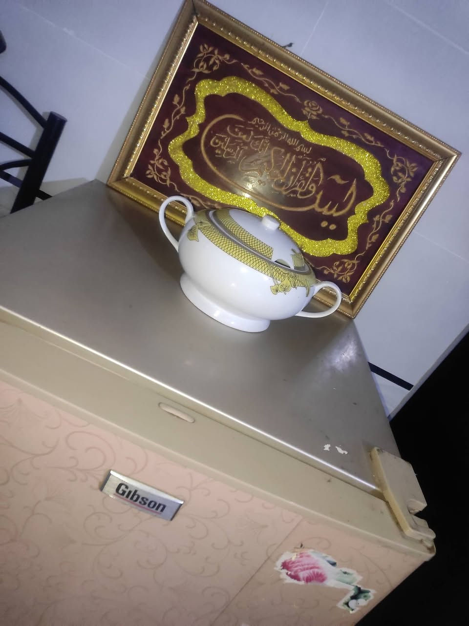 ثلاجه للبيع نضيفه ب100 وبيها مجال
***********
