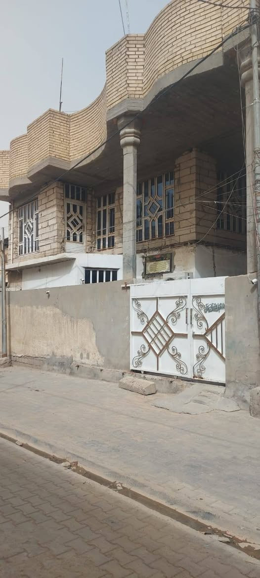يالله 
السلام عليكم 
بيت للبيع 
موقع شارع الخليج خلف مصور عمار شارع الخياطين 
مساحته للبيت ١٥٠ متر 
الواجهه ١٢ متر ونص 
ونزال ١٢ متر ونص 

للاتصال على الرقم 
***********
***********

