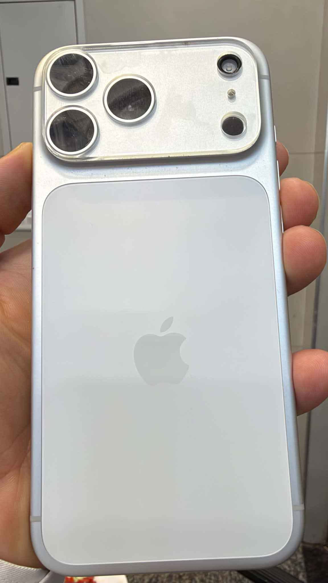 للبيع iPhone 17 Pro Max - 256GB - لون سلفر 

شرق اوسط-نسخه العراق - شريحة فعلية +eSIM

البطارية 100% - مشحون 31 مرة فقط
الحالة: جديد شخط مابيه
عمر الجهاز: 40-50 يوم فقط
الملحقات: بوكس + كيبل
السعر: 1,850,000 وبي مجال
العنوان: الفلوجة قرب مطعم حجي حسين
 سبب البيع: على مود اشتري 18 Pro   Maxمستعجل 

للتواصل: واتساب + اتصال [***********

السعر جديد مالته: 2,040,000 دينار
تفحص وتاخذ الفلوجة, الأنبار

نص مكتوب في الصور:
- 2:06 68 4G حالة البطارية حالة البطارية عادية تعمل بطارية iPhone هذه على النحو المتوقع. حول البطارية والضمان... الحد الأقصى للقدرة 100% هذا قياس لقدرة البطارية مقارنة بقدرتها عندما كانت جديدة. قد تتسبب القدرة المنخفضة بتقليل ساعات الاستخدام بين عملية الشحن والأخرى. عدد الدورات 31 هذا هو عدد مرات استهلاك iPhone لققدرة البطارية. معرفة المزيد... تاريخ التصنيع حزيران 2026 أول استخدام آب 2026
- 2:06
- حول
- < iPhone
- الاسم
- < 27.0
- إصدار iOS
- iPhone 17 Pro Max
- اسم الطراز
- MFYM4AF/A
- رقم الطراز
- DH7PHCQDWW
- الرقم التسلسلي
- الضمان المحدود
- تاريخ انتهاء الصلاحية 2027/8/11
- إضافة تغطية AppleCare
- يتبقى 16 من الأيام لإضافة تغطية التلف العرضي.
- 0
- الأغاني
- 172
- الفيديوهات
- 285
- الصور
- 16
- التطبيقات
- 256 غ.ب.
- السعة