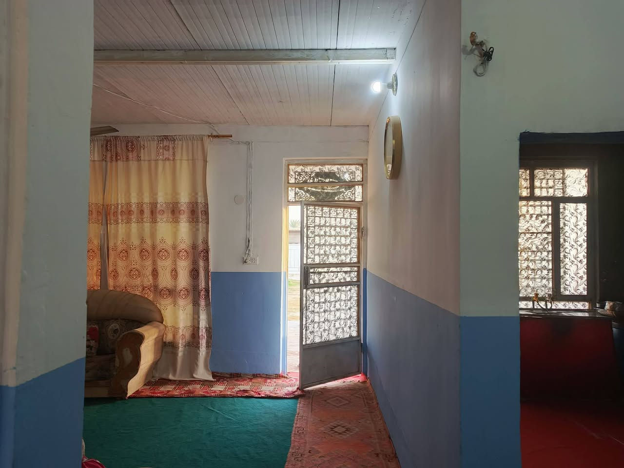 سلام عليكم
بيت للبيع المساحه 400 متر جاهز من كلشي غرفتين نوم 5*4 وهول7*5 ومطبخ3*3 وحمام 2*2ومضيف خارجي6*4  كافه الخدمات مي سأله كهرباء موالد حي  يبعد عن التبليط الفرعي 100متر السقف المكان   حي الفرات خلف محطه بيت عبيد السلطان الاستفسار عن السعر. 40مليون  وبيه مجال الشراي تصال على ***********   *********** تفاصيل البيت والصور كله بل منشور
