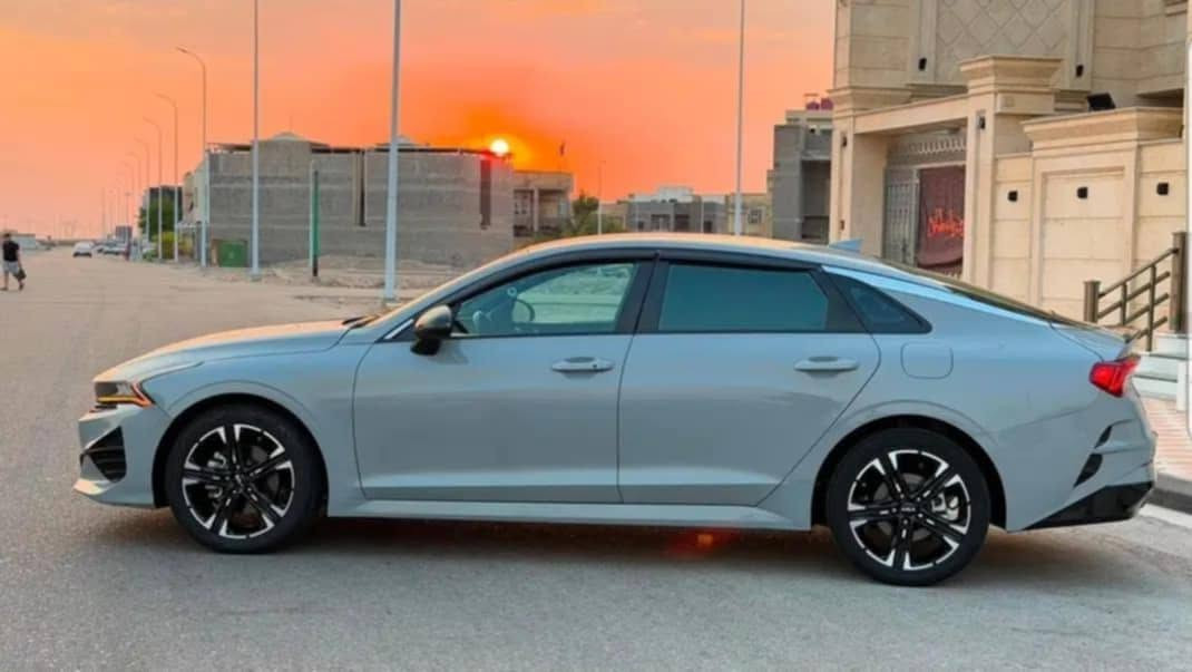 KIA K5  موديل 2023
وارد أمريكي 🇺🇸
اللون: سمنتي ✨

📌 الحالة:

حادث قطعة وحدة فقط قبق جنطة تبديل مع تعديل مكان بك لايت ضرر سطحي صور الحادث مع المنشور 

الممشى: 25 ألف

📌 المواصفات (فل كامل عدا الفتحة ):

بصمة + تشغيل عن بعد 🔘

شحن لاسلكي 📱

أوتو هولد + هاند بريك إلكتروني

قيادة ذاتية على الخطوط السريعة 🚘

مثبت سرعة

رادارات (أمامي + جانبي + خطوط + نقطة عمياء)

أوتو بريك + مانع انزلاق + ABS

كاميرا دوارة  📷

شاشة كبيرة + نظام ملاحة + شاشة أعطال

بك لايت LED + مصابيح أمامية 3 عدسات (LED + زينون)

مصابيح خلفية وضباب LED

كشنات جلد اسود 🔥

مقعد سائق كهربائي

ستيرن حرف D + تحكم كامل

أنظمة قيادة (Eco / Sport / Smart / Normal)

بلوتوث + USB + AUX

Android Auto لاسلكي

📄 التفاصيل:

رقم معوقين واسط

وكالة عامة ومطلقة

🔁 بيع فقط بدون مراوس بسعر مناسب
 الاستفسار ***********

📍 - واسط كوت مركز محافظة 

السيارة نظيفة وضع الشركه والله يكتب الخير للجميع
