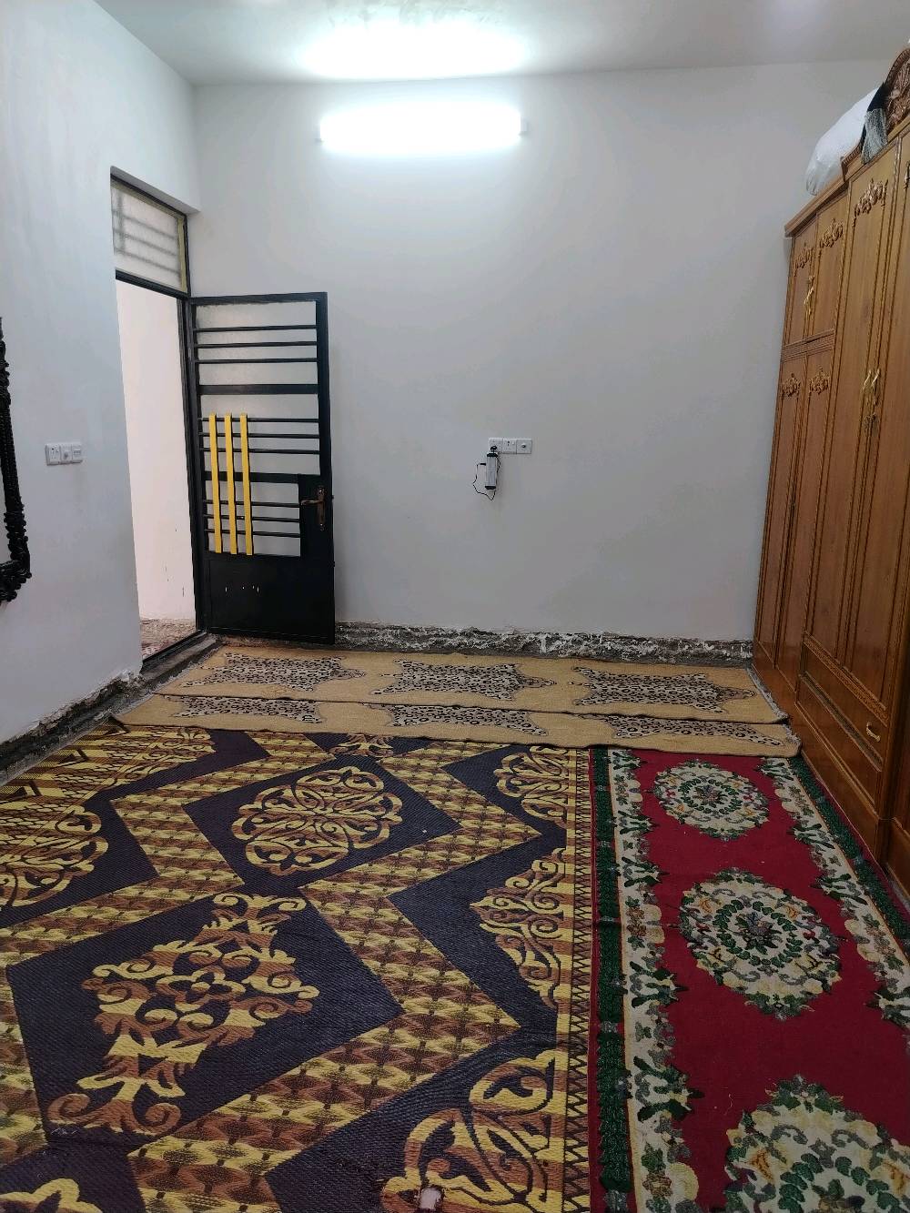 *🏠 للبيع دار سكني - 
*الموقع:* بغداد - منطقة الحميدية، شارع ابو زمن  
*المساحة:* 108 متر  
*الواجهة:* 6 متر  
*النزال:* 18 متر  

*تفاصيل الدار:*
- غرفة كبيرة + منور
- صالة واسعة
- مطبخ سراميك 
- استقبال
- صحيات سراميك
- الدار يحتاج فقط ارضية كاشي

*الخدمات:* 
ماء + كهرباء + تبليط - كله موجود

*السعر:* 43 مليون دينار  
*قابل للتفاوض وبـه مجال للشراي*

*للاستفسار والاتصال:* ***********