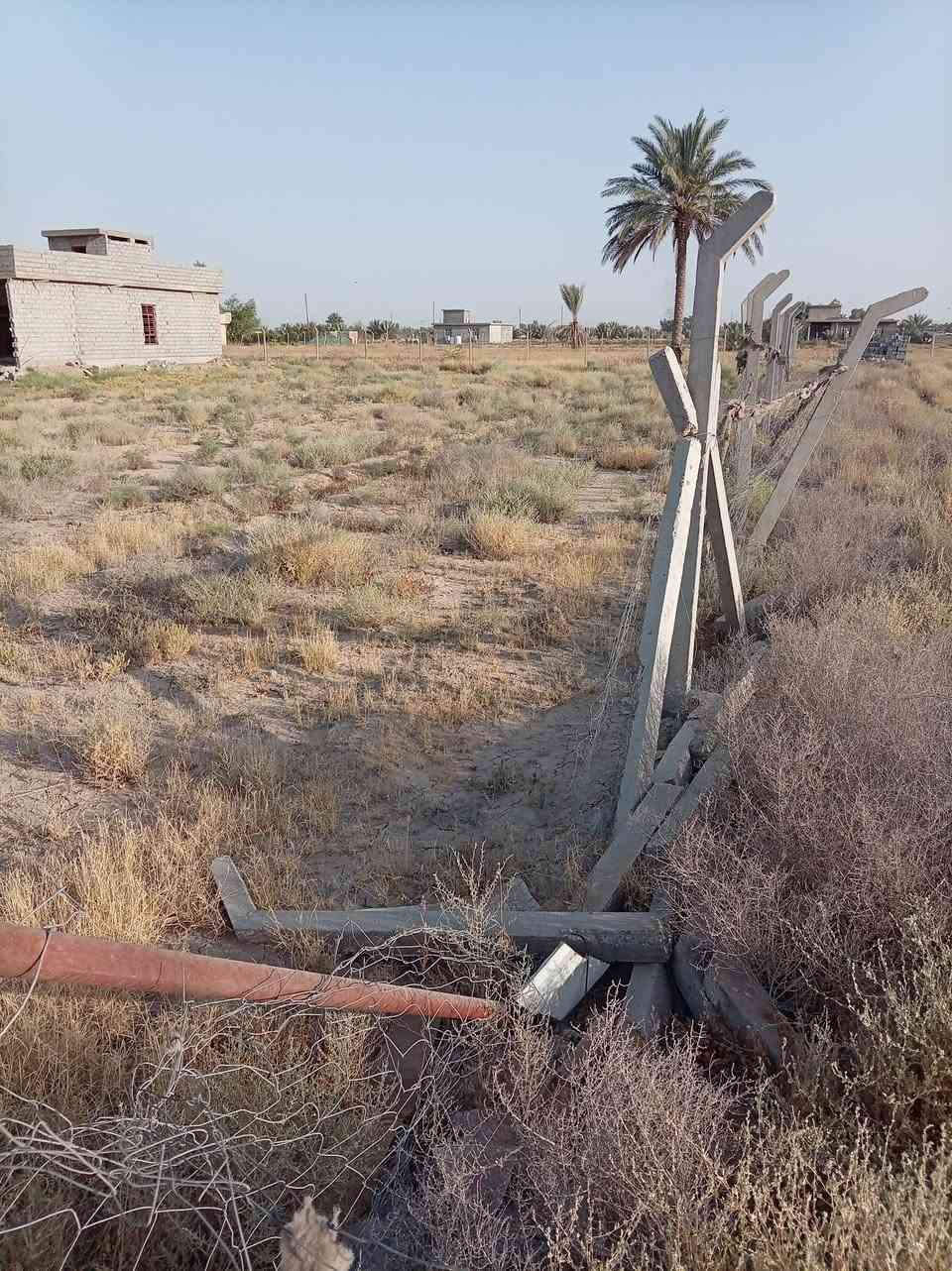 السلام عليكم للبيع فرصه استثماريه لمن يبحث عن أرض زراعية تصلح للسكن او الاستثمار المساحه دونم الواجهة ٤٢ متر والنزال ٦٠ متر مع دار هيكل في بغداد ابو غريب الحمدانيه الأولى السميلات قرب ثانوية الحدباء للبنين طابو سند ٢٥ للاتصال ***********
