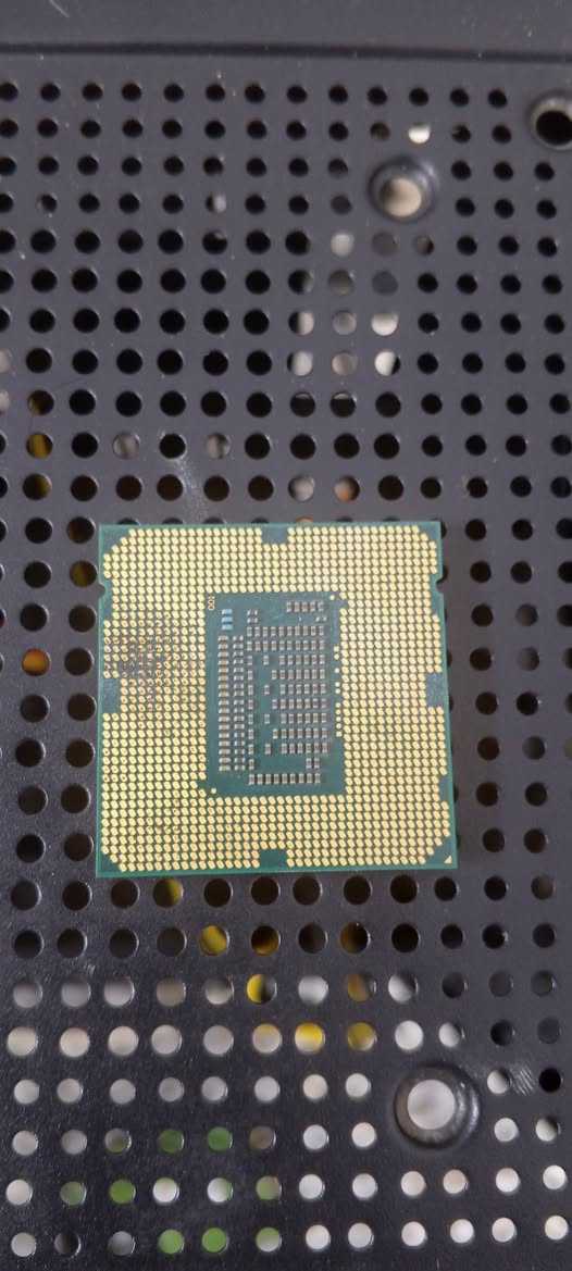 غراض حاسبة قطع للبيع 
رام 4 غيغا ddr3 قطعتين المجموع 8 غيغا السعر 15 لثنيناتهم

معالج i5 3470 شغال عالفحص بي شوية اعتقد وصخ أو بنات مو زينة السعر 20

هارد 1 تيرا HDD شغال  السعر 30

بورد h61 للبيع فحم (بسبب السوكت مال CPU) السعر 10

المكان بغداد السيدية ماعندي توصيل رقمي ***********
