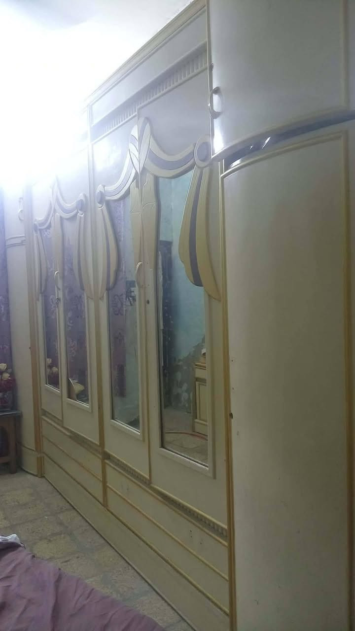 السلام عليكم غرفة لبيع بدون صومية بيهة اضرار بصيطة السعر 200 العنوان الزعفرانية  ***********
