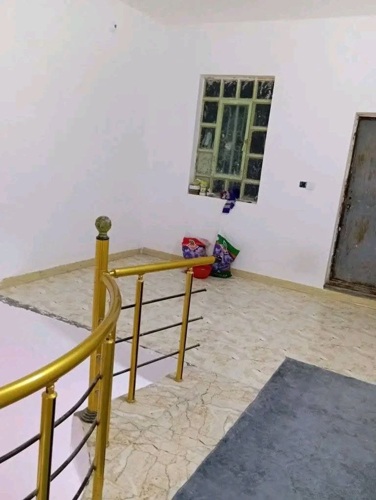 السلام عليكم عدي بيت للبيع مساحته 114طابقين يحتوي على 3غرف وملحقاته سند 25 اقرار مباشر سعره 83بي مجال كافه الخدمات ماء كهرباء مجاري جديده مدارس سوك مستوصف يبعد عن الامام 3كيلو ونص كونكريت للطابقين سطحين صالتين طريق البوبيات عمود 85بدايه الحر الصغير 
البيت عالي عن الشارع مقرنص الباب 
الخاص مفتوح اي استفسار

نص مكتوب في الصور:
- ٧:١٩ م