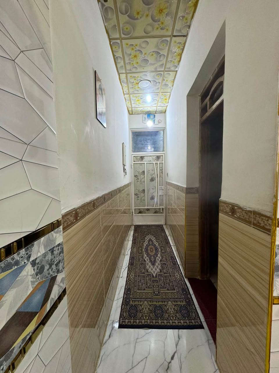 دار للبيع  بحي الخليج  مساحة البيت 100م طابقين

*الطابق الارضي استقبال + مطبخ + صالة استراحه + غرفة نوم + حمام + منور تحت الدرج 

*الطابق الثاني غرفه + صاله + حمام وتواليت + غرفه للمستقبل ومسويهه مثل المخزن/

*بناء البيت مثل ما استقرينه بيه جديد ونضيف وما بيه اي خراب أو تصليح السعر 135 
راقم الهاتف *********** عمارة, ميسان

