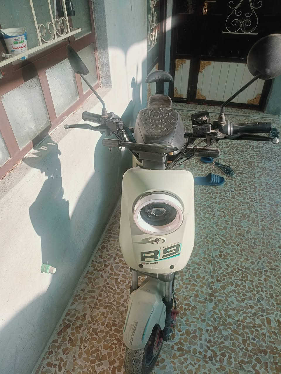 ماطور للبيع R9نضيف فول الشراي يراسلني عل واتساب او ايخابرني عل رقم ***********السعر 325وبي مجال مكاني جانب الأيسر الماطور مستعجل على بيعتو

