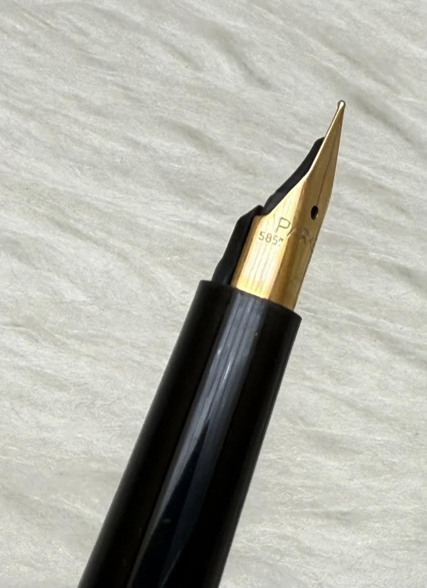 PARKER( 85)
قلم  باركر ٨٥
حبر 
تغليف فضة 
من الموديلات المميزة لباركر 
فرنسي المنشأ اصلي 
ريشة(سلاية) ذهب عيار 14k
جنكال + حلقات طلاء ذهب 
حجم الخط F
انتاج سنة الثمانينات 
مع العلبة الاصلية والكرنتي
جديد غير مستخدم
للاستفسار المراسله على الخاص او الاتصال بالرقم  *********** 
يوجد خدمة توصيل داخل بغداد و محافظات

