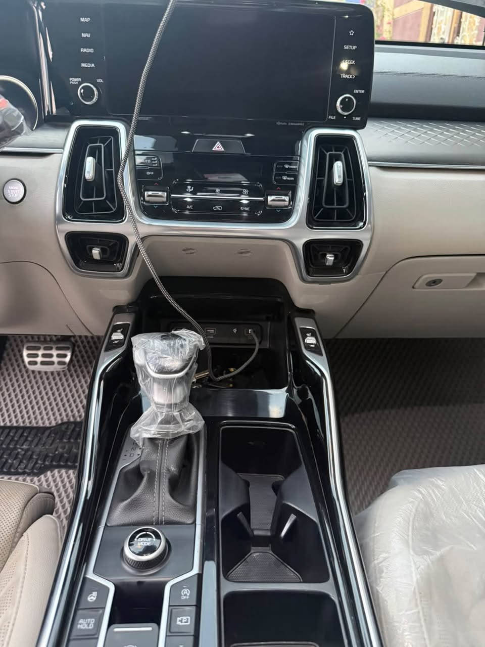 Kia SorentoSX Prestige
موديل 2022
فول موصفات للاخير حادثها جانبي جاملغ الامامي راجع بارد او صبغ الباب الامامي علماً الباب الخلفي صبغ بالعراق اثر شخوط السياره جاهزه من كل النواحي دينار ميحتاجلها تصرف/ عليها تضليل مع الباج يعني مسموح للأستفسار ***********
