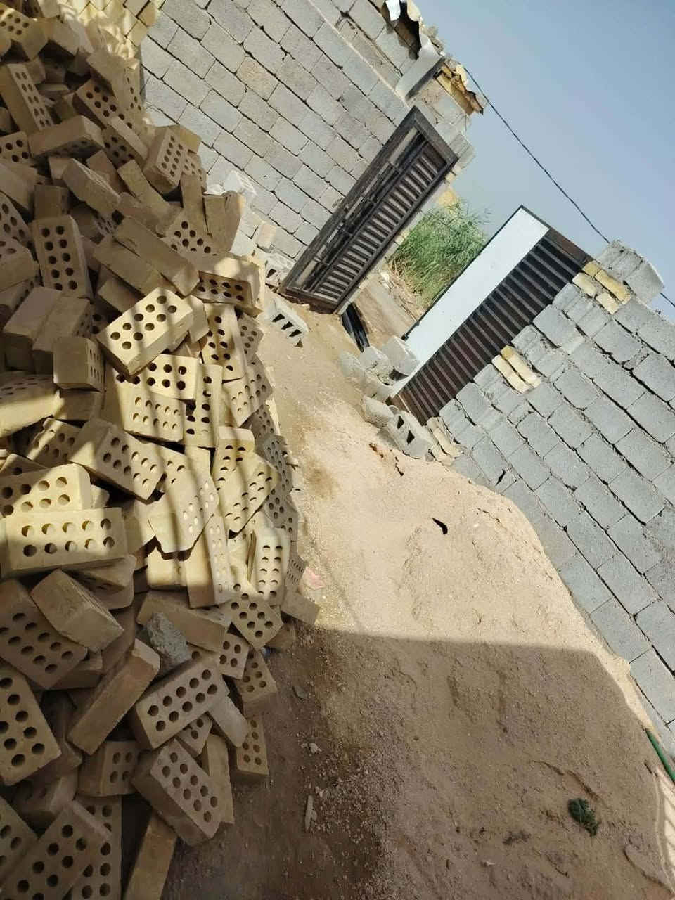 بيت هيكل للبيع المساحه الكليه 200 متر بناء بلوك ومن ضمن بيع لبيت طابوك وياه عدد 9000 طابوك جمهوري  متكون البيت من استقبال وغرفتين ومطبخ وصاله ومجمع صحيات // لبيت طابو زراعي سند 25 
الموقع شارع المعاره بالقرب من حسينية السجاد شارع البزل يبعد عن شارع العام 250متر //الاستفسار اكثر مراجعة مكتب المصداقيه او الإتصال على الرقم ***********
