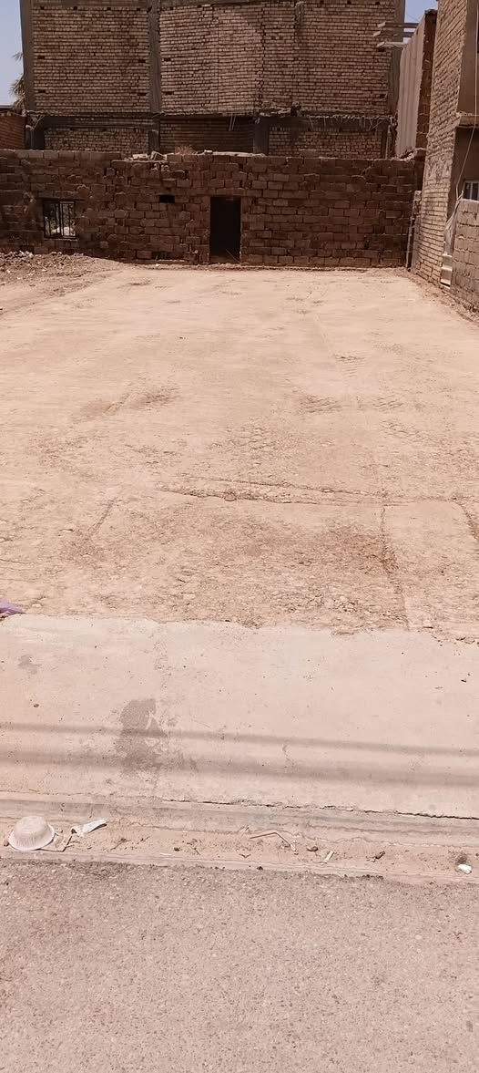 قطعه ارض مساحتها ١٢٠ متر داخل الحفرية جاهزه للبناء 
حتى اجازه بناء بيها وبيها معامله اسكان 
***********
