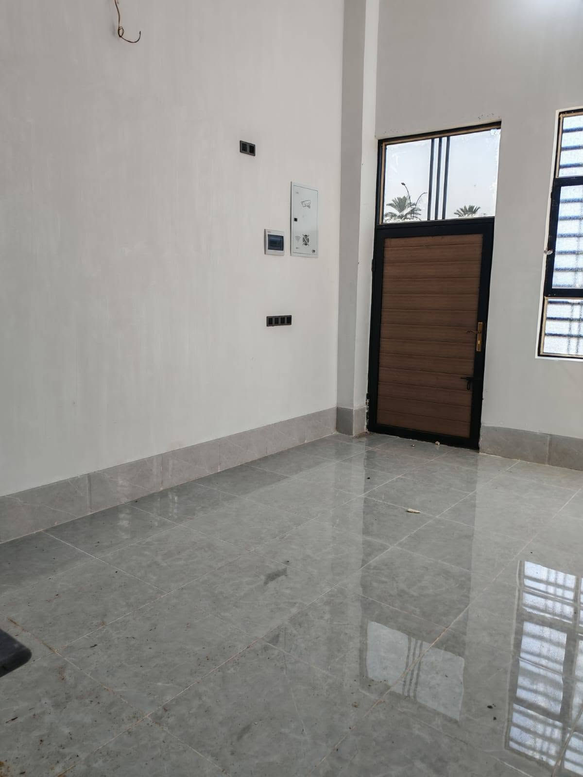 سلام عليكم بيت  للايجار المساحه 60متر جديد مامسكون نهائيا طابق واحد شارع السيده زينب  مصطفى خان مباشر على الشارع العام سعر الإيجار 250 الف للتواصل ***********
