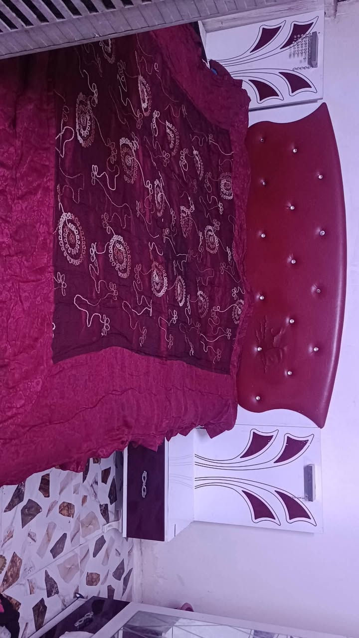 غرفه بس بيها ضرار بلسجج مالتهه ميز ابو جرارات وميز ابو مرايه عوزهن سجج لباقي مابيها شي سعرها 250وبيها مجال وياها صوميه عراقيه
