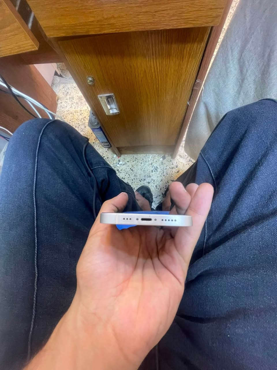 ١٣ عادي نضافه اخو جديد ذاكره ١٢٨ ممفتوح ابد وتر بروف بي نقطه ب شاشه فقط وممأثره ابداً مكاني بغداد بياع شرطه *********** سعره ٢٧٥ مستعجل على بيعته
