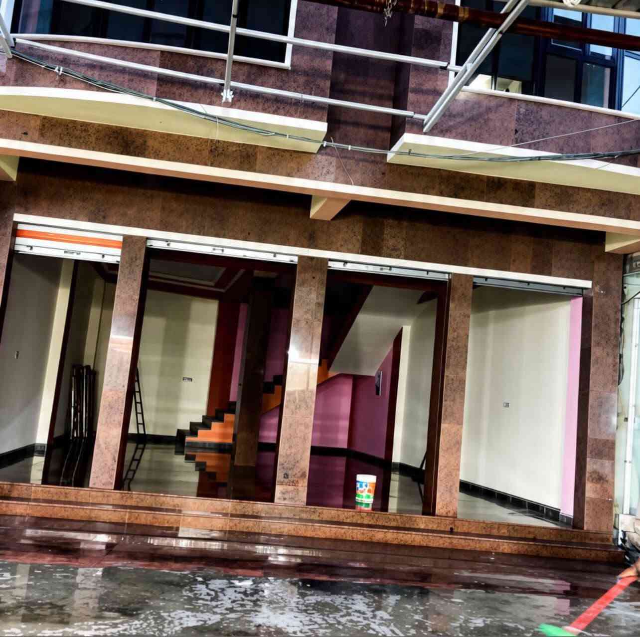 السلام عليكم ورحمه والله 
عماره للبيع موقع تجاري✅
عماره 80 متر مربع واجه9 ونزال9 
مبنيه العماره 5طوابق مفتوحه بدون شقق
بناء حديث العماره مجهزه بالكامل 
سند طابو ملك صرف تحويل مباشر 
العماره حالياً احنا مستغلينها وللي يشتري يصير الاتفاق نطلع منها أو ياجرها 
موقع تجاري 📍الانبار الرمادي شارع الأورزدي 
للاستفسار***********

