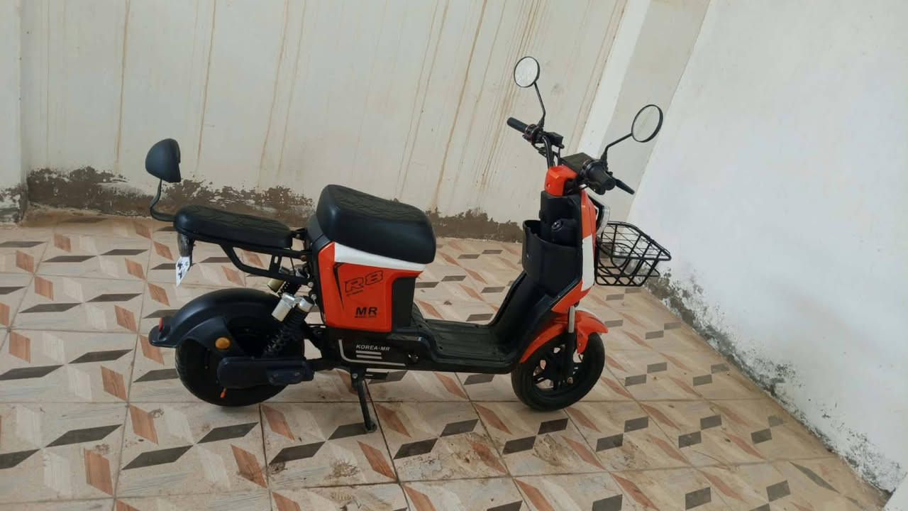 دراجه شحنR8 بطارية 5جديده البارحة شادهن ديالى بلدروز السعر 450وبيها مجال قليل ***********/0770902573
