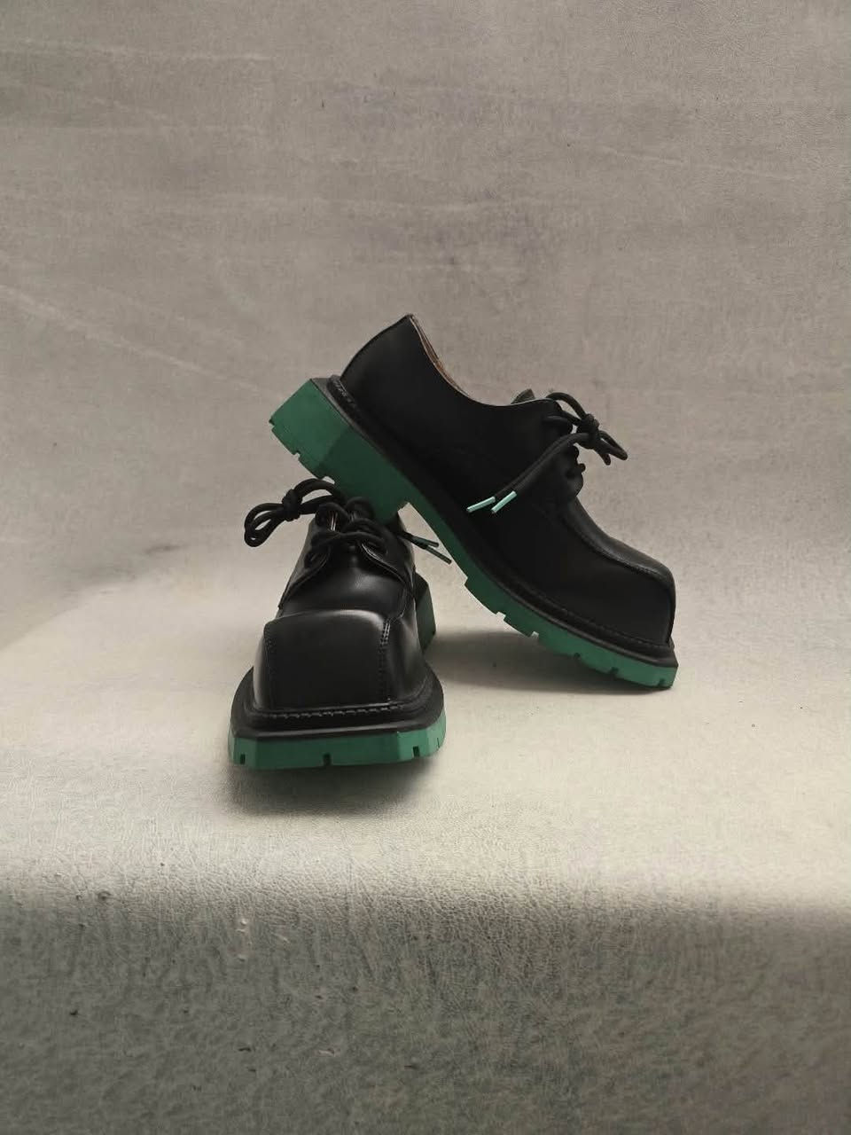 حذاء ديربي كاجوال عصري للرجال (Derby Shoes)
يتميز بتصميم جريء ومستوحى من أزياء الشارع الكورية واليابانية الحديثة
القياس 42-41 
السعر 25 
للحجز خاص او عبر الواتس اب ***********
